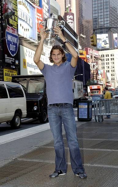 Roger alza il trofeo a Times Square (Reuters) 